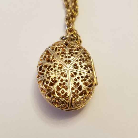 Vintage Flower Locket Necklace - Picture 3 of 4